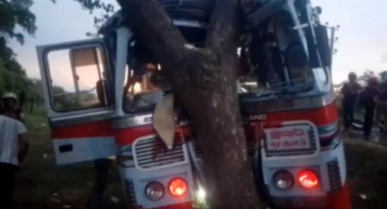 பயணிகள் பஸ் விபத்திற்குள்ளானதில் 23 பேர் காயம்